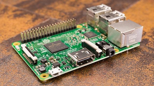 Raspberry Pi, fuente de alimentación, tarjeta SD y carcasa